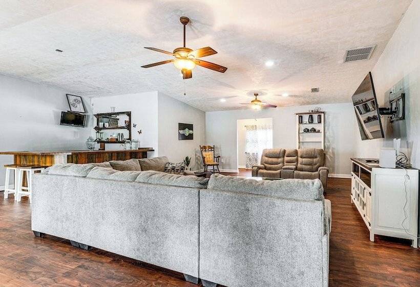 Spacious Micanopy Farmhouse W/ Luxurious Pool!