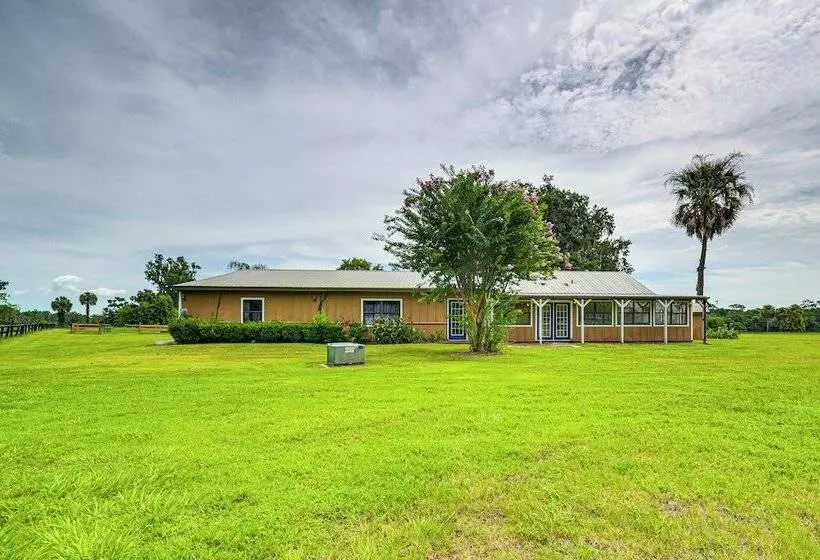 Spacious Micanopy Farmhouse W/ Luxurious Pool!