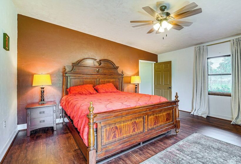 Spacious Micanopy Farmhouse W/ Luxurious Pool!