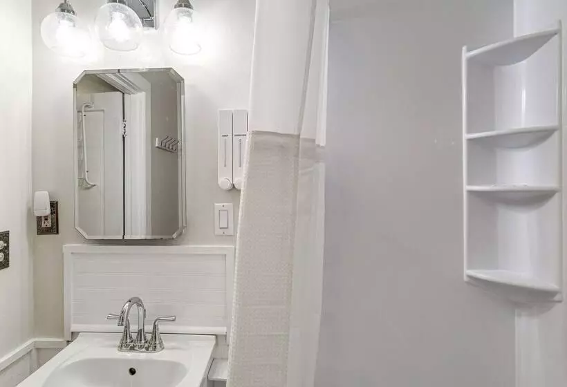 Updated Damascus Cottage On Appalachian Trail!