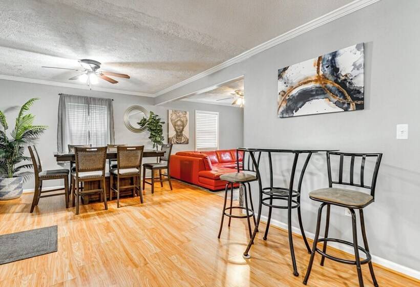 Charming Wilmington Home W/ Large Yard & Grill!