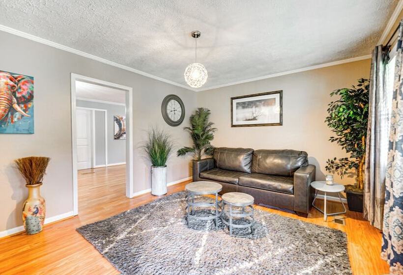 Charming Wilmington Home W/ Large Yard & Grill!