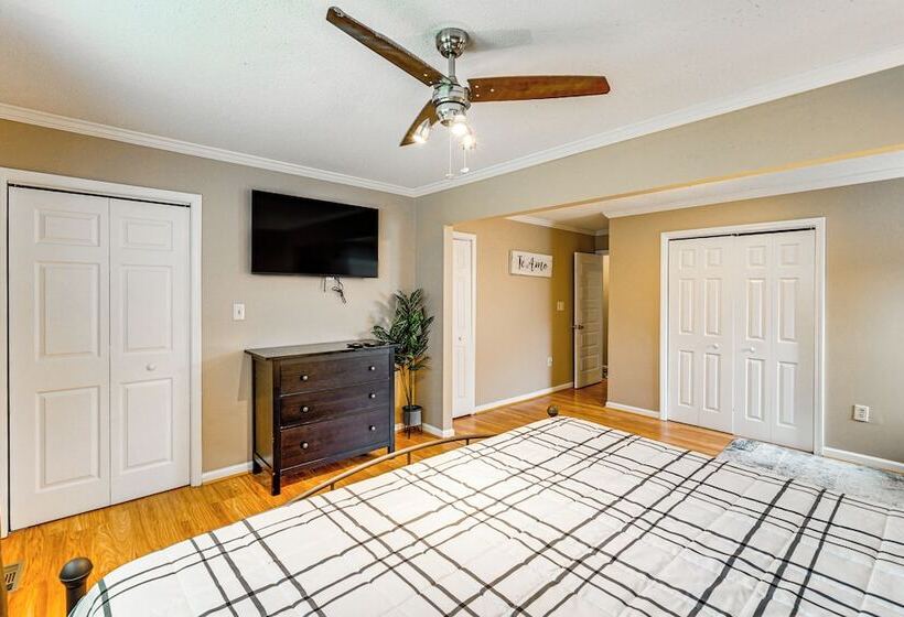 Charming Wilmington Home W/ Large Yard & Grill!