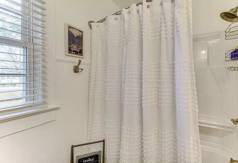 Elizabeth City Abode W/ Fenced Yard, Near Downtown