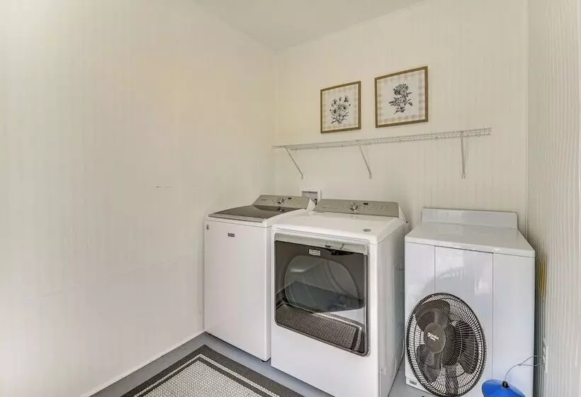 Elizabeth City Abode W/ Fenced Yard, Near Downtown