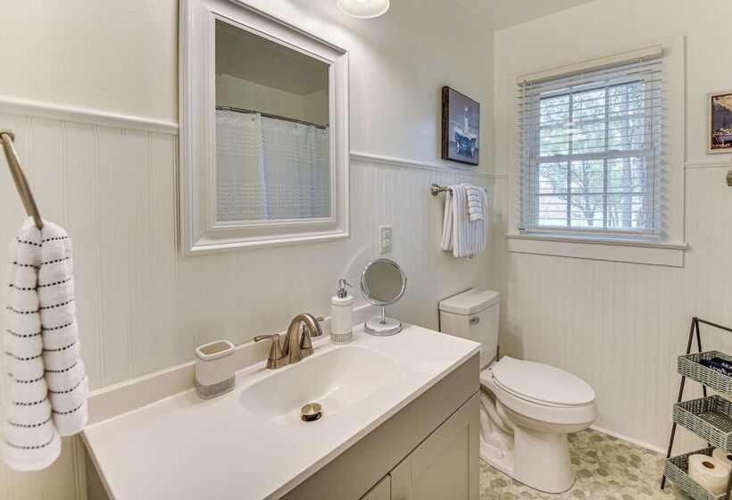 Elizabeth City Abode W/ Fenced Yard, Near Downtown