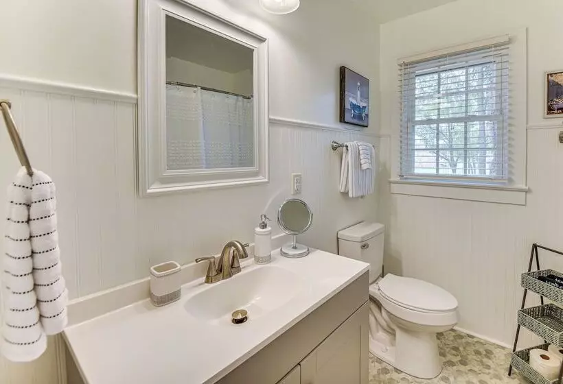 Elizabeth City Abode W/ Fenced Yard, Near Downtown