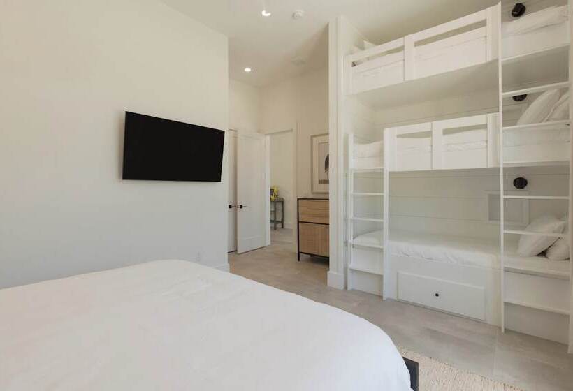 Emerald Evening By Avantstay 9bdr, Walk To Beach