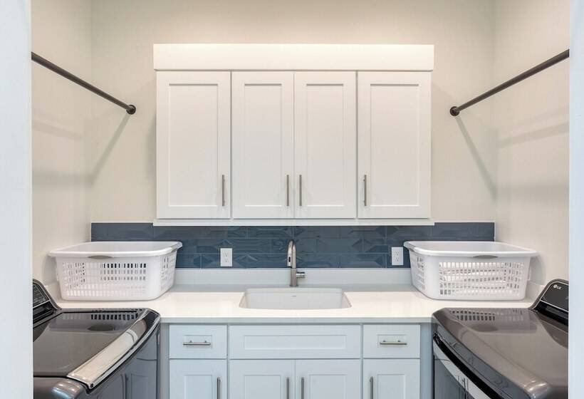 Emerald Evening By Avantstay 9bdr, Walk To Beach