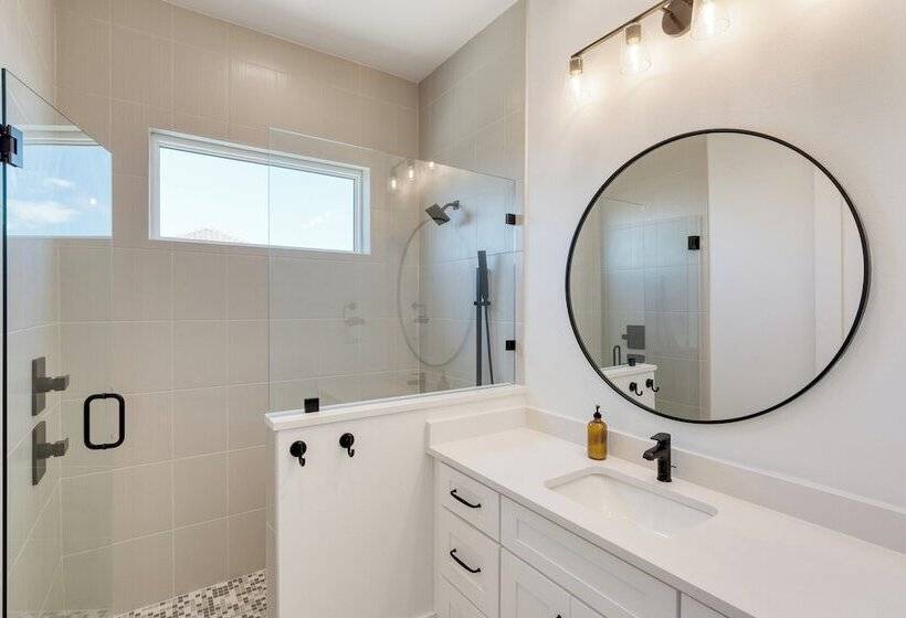 Emerald Evening By Avantstay 9bdr, Walk To Beach