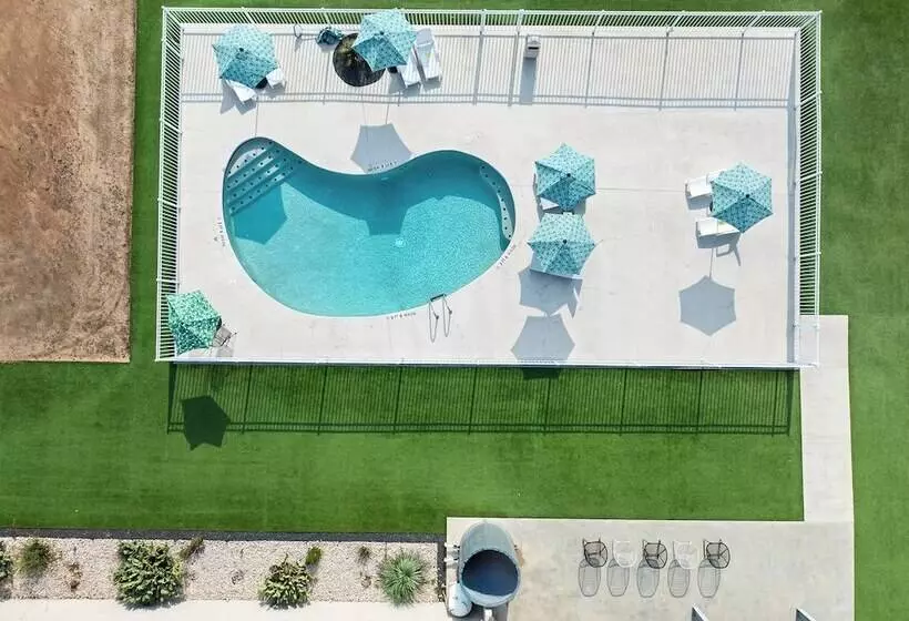 Hotelli Blue Skies Retro Resort Pool Fireplace