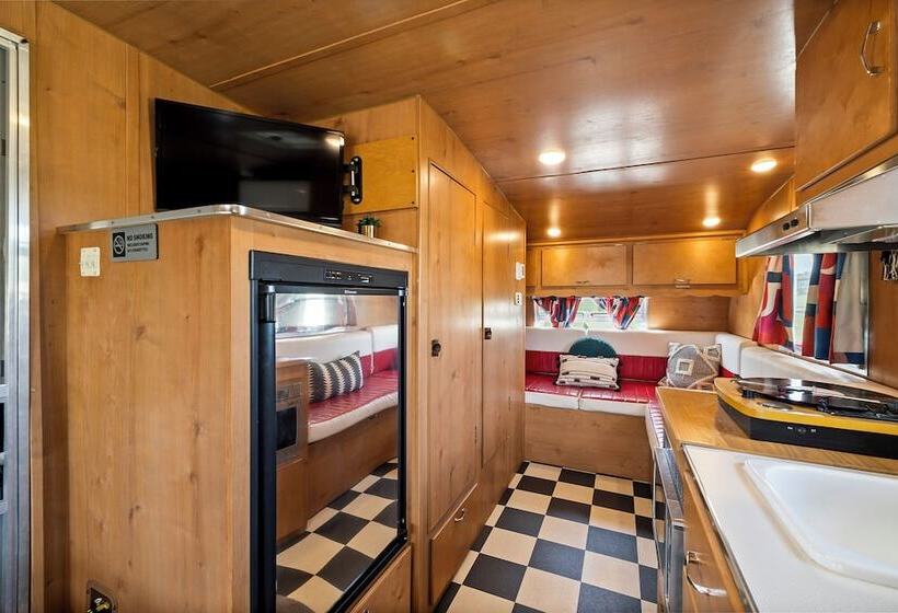 Отель Blue Skies Retro Resort Pool Fireplace