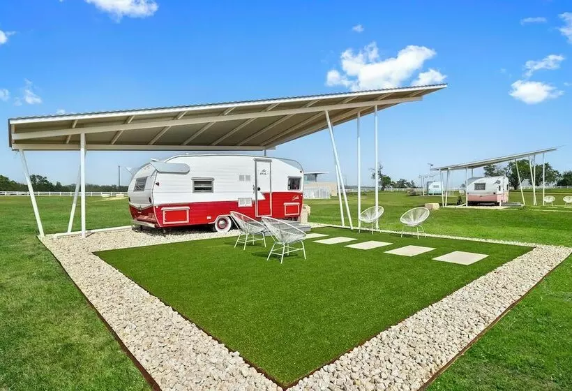 Hotelli Blue Skies Retro Resort Pool Fireplace