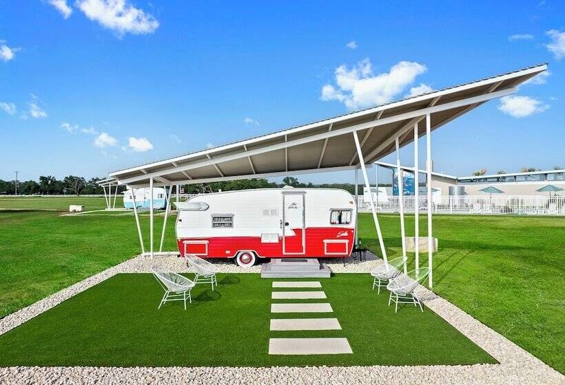 Отель Blue Skies Retro Resort Pool Fireplace