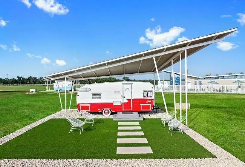 Hotelli Blue Skies Retro Resort Pool Fireplace