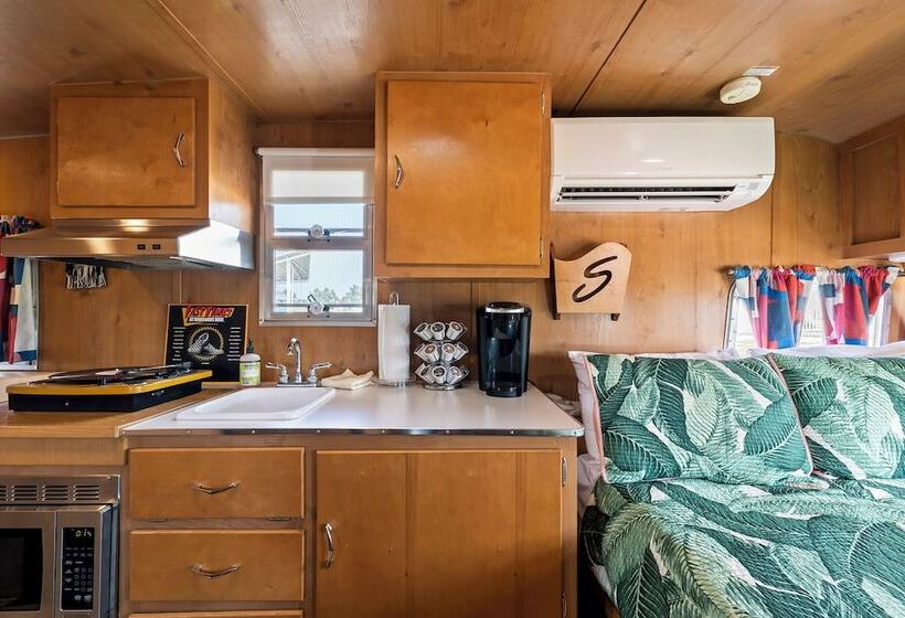 Отель Blue Skies Retro Resort Pool Fireplace