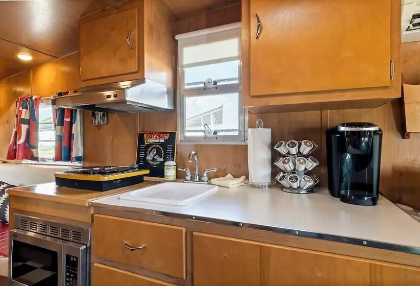 Hotelli Blue Skies Retro Resort Pool Fireplace