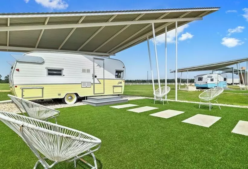 Hotelli Blue Skies Retro Resort Pool Fireplace