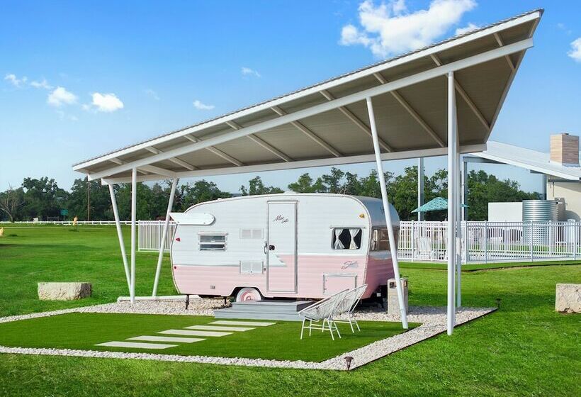 Отель Blue Skies Retro Resort Pool Fireplace