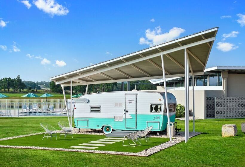 Отель Blue Skies Retro Resort Pool Fireplace