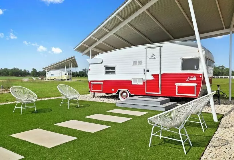 Hotelli Blue Skies Retro Resort Pool Fireplace