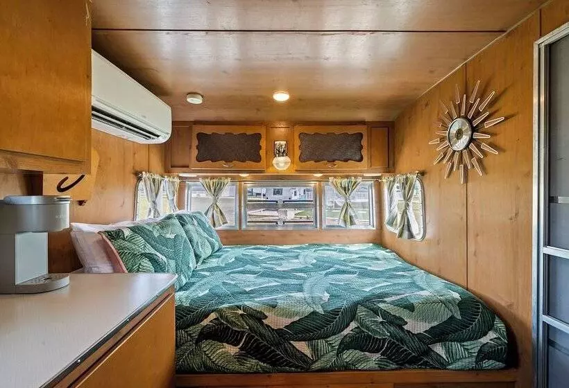 Hotelli Blue Skies Retro Resort Pool Fireplace