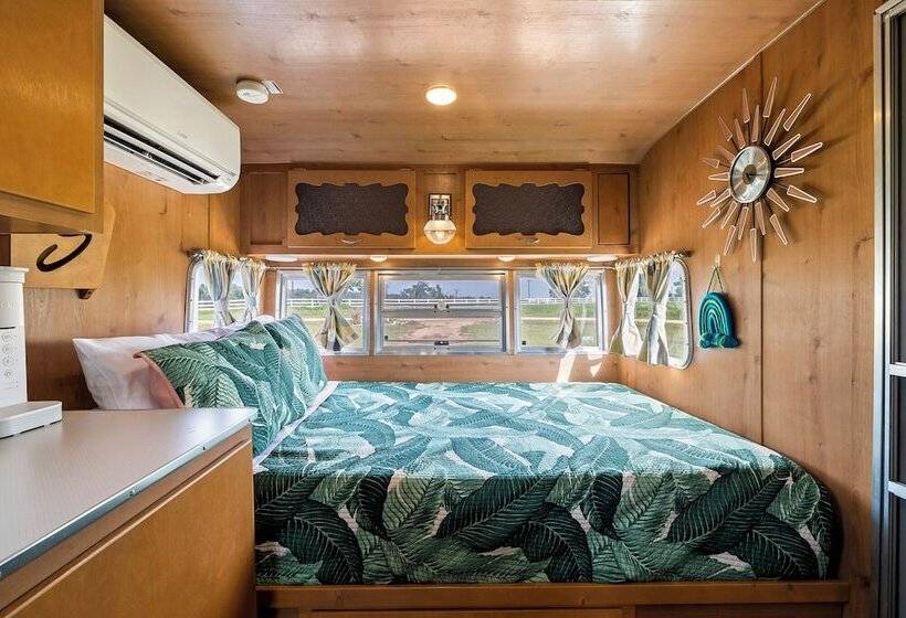 Отель Blue Skies Retro Resort Pool Fireplace