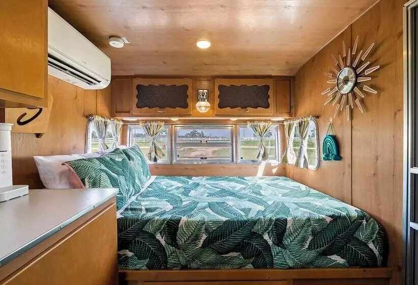 Hotelli Blue Skies Retro Resort Pool Fireplace