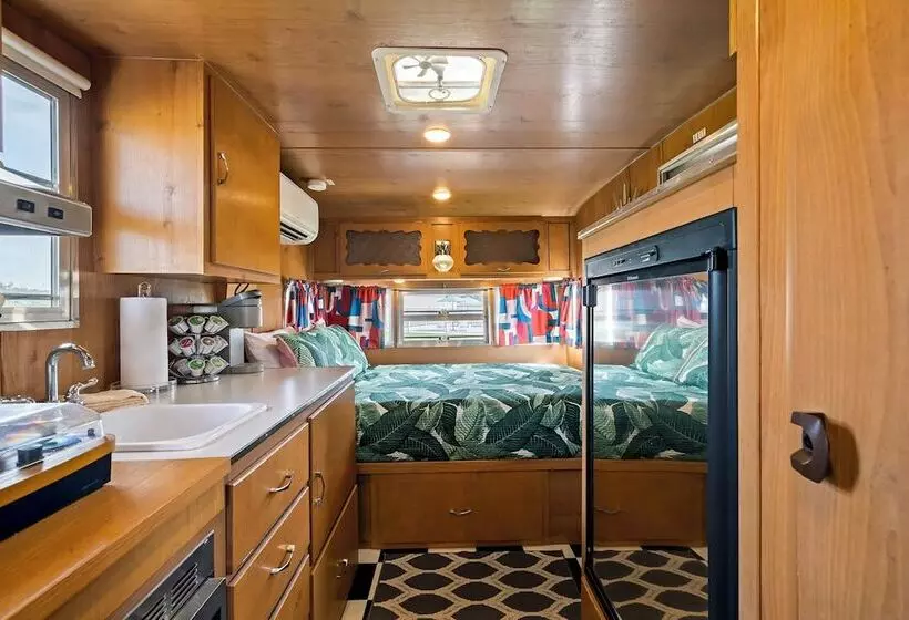 Hotelli Blue Skies Retro Resort Pool Fireplace