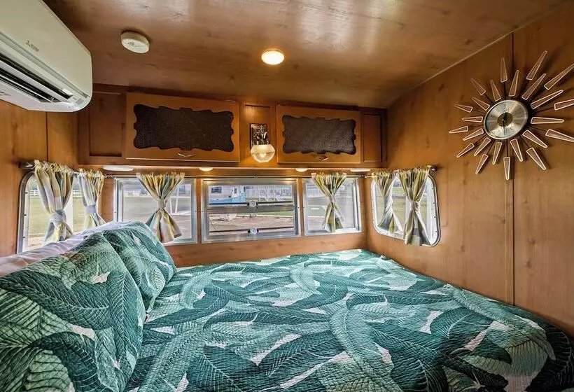 Hotelli Blue Skies Retro Resort Pool Fireplace