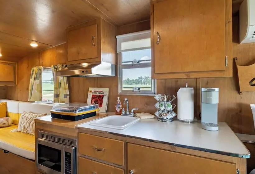 Hotelli Blue Skies Retro Resort Pool Fireplace