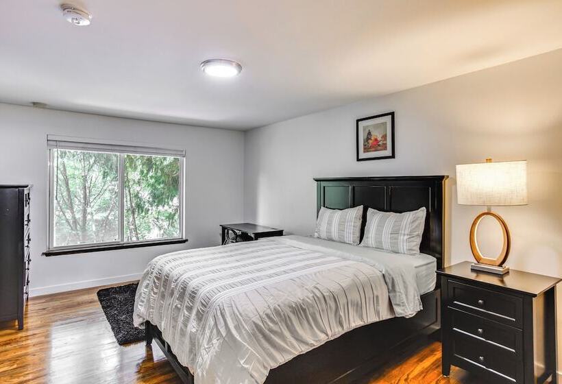 Lakefront Gig Harbor Home W/ Deck & Views