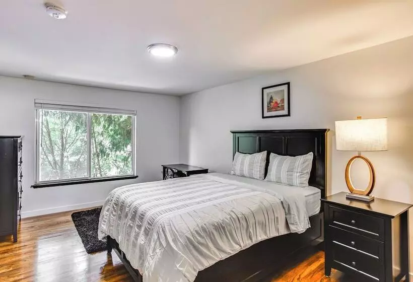 Lakefront Gig Harbor Home W/ Deck & Views