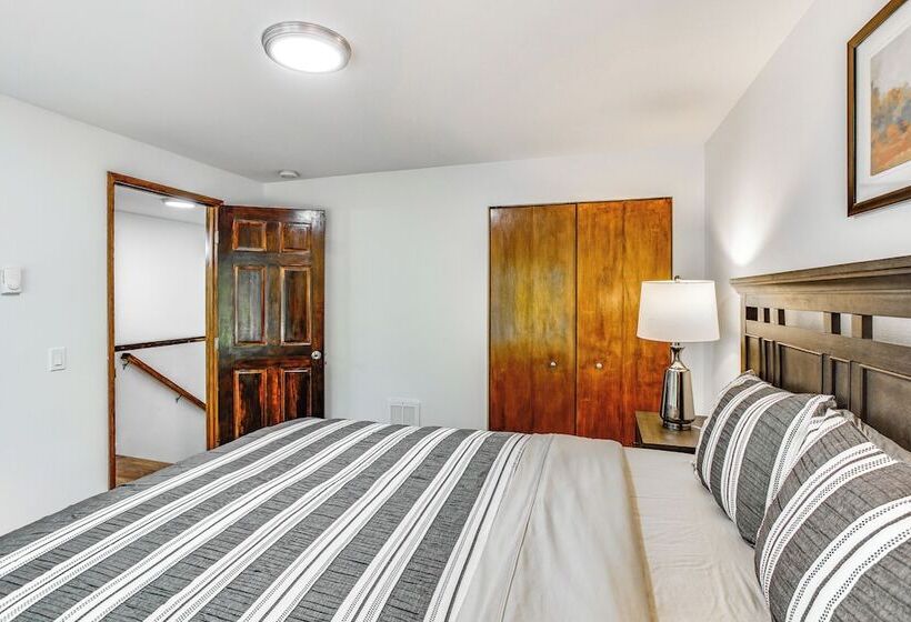 Lakefront Gig Harbor Home W/ Deck & Views