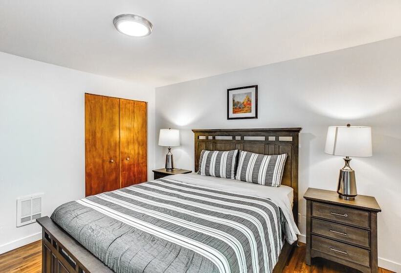 Lakefront Gig Harbor Home W/ Deck & Views