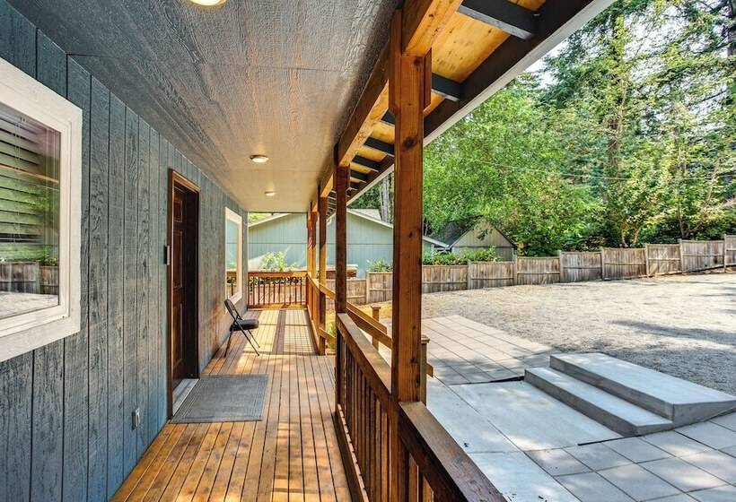 Lakefront Gig Harbor Home W/ Deck & Views