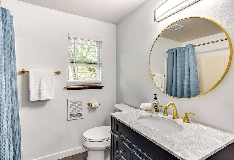 Lakefront Gig Harbor Home W/ Deck & Views