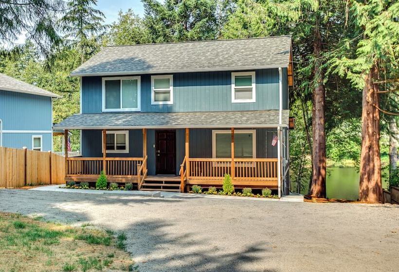 Lakefront Gig Harbor Home W/ Deck & Views