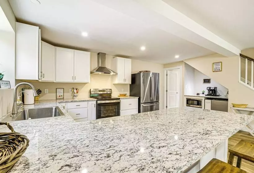 Waterfront Escape In Cub Run W/ Deck & Hot Tub!