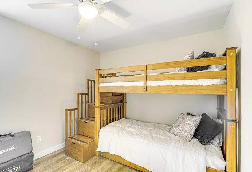 Waterfront Escape In Cub Run W/ Deck & Hot Tub!