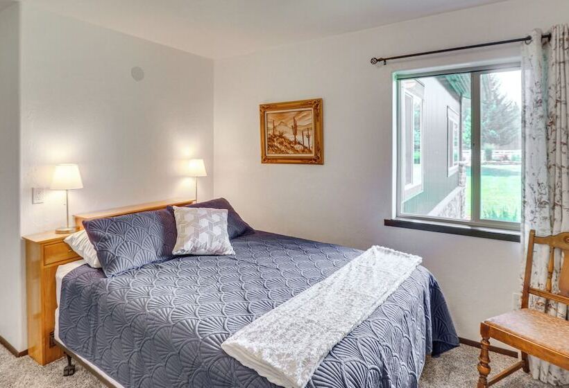 Libby Home On Golf Course W/ Deck & Mtn Views!