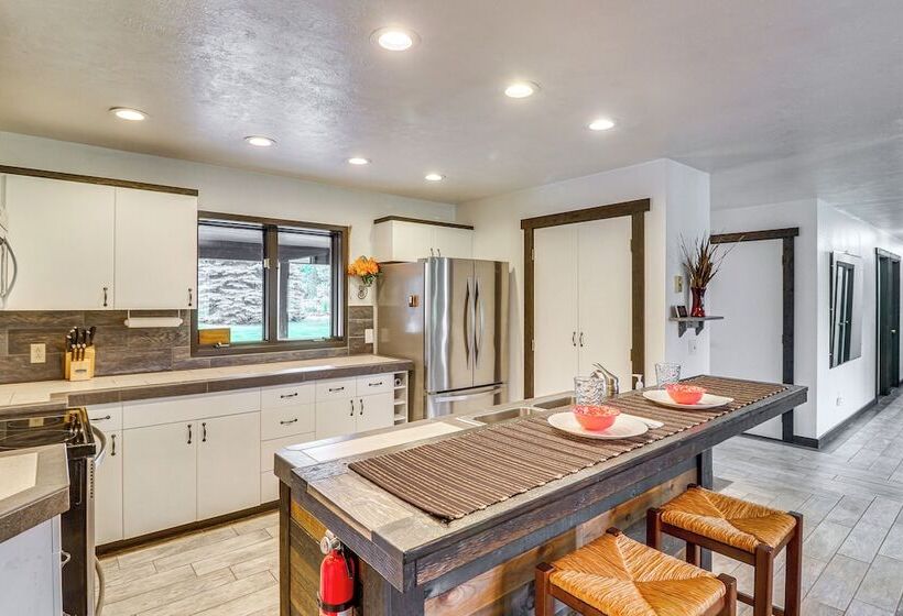 Libby Home On Golf Course W/ Deck & Mtn Views!