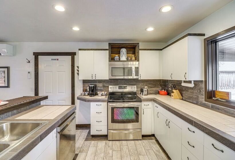 Libby Home On Golf Course W/ Deck & Mtn Views!