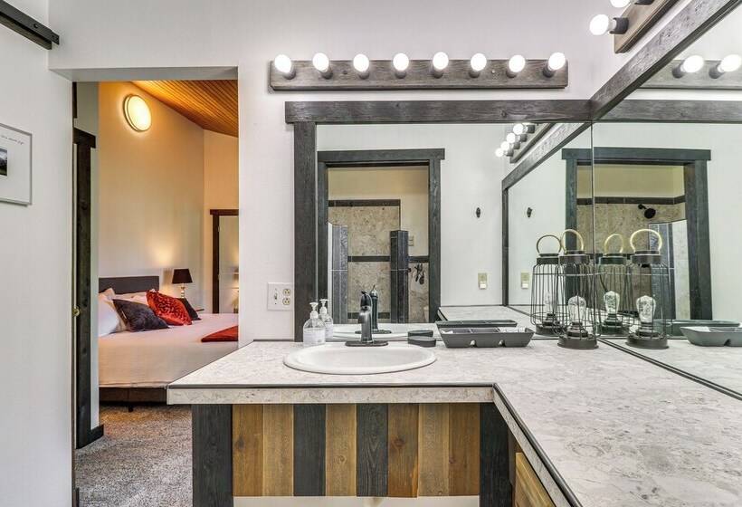 Libby Home On Golf Course W/ Deck & Mtn Views!