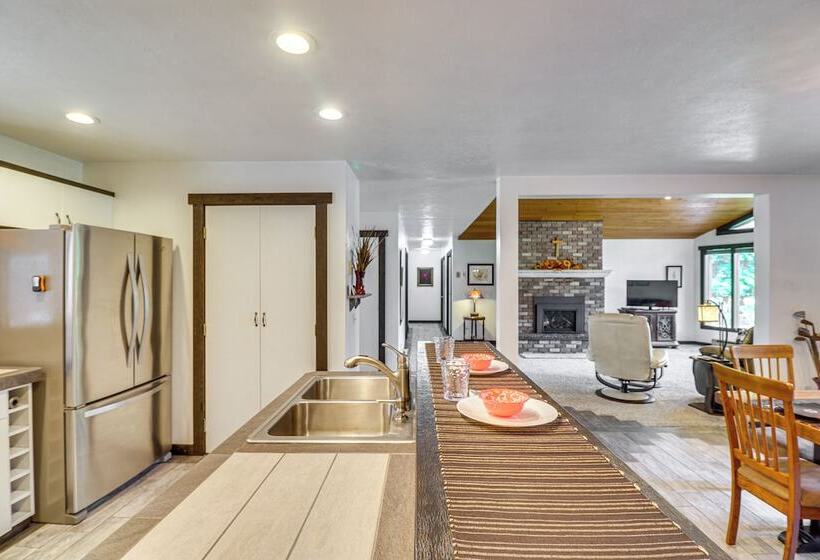 Libby Home On Golf Course W/ Deck & Mtn Views!