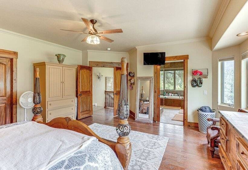 Luxe Ridgway Home W/ Mountain Views & Hot Tub!