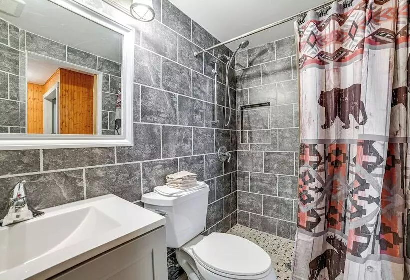 Massive Roscoe Retreat: Great For Large Groups!