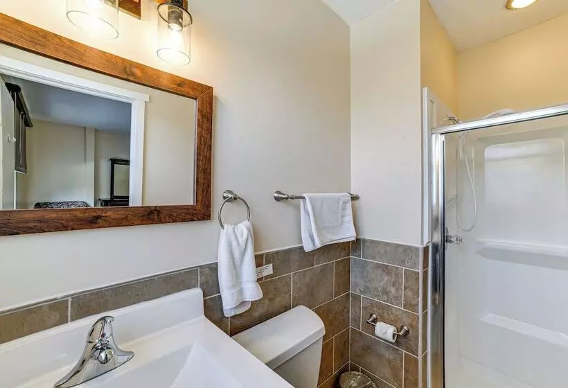 Massive Roscoe Retreat: Great For Large Groups!