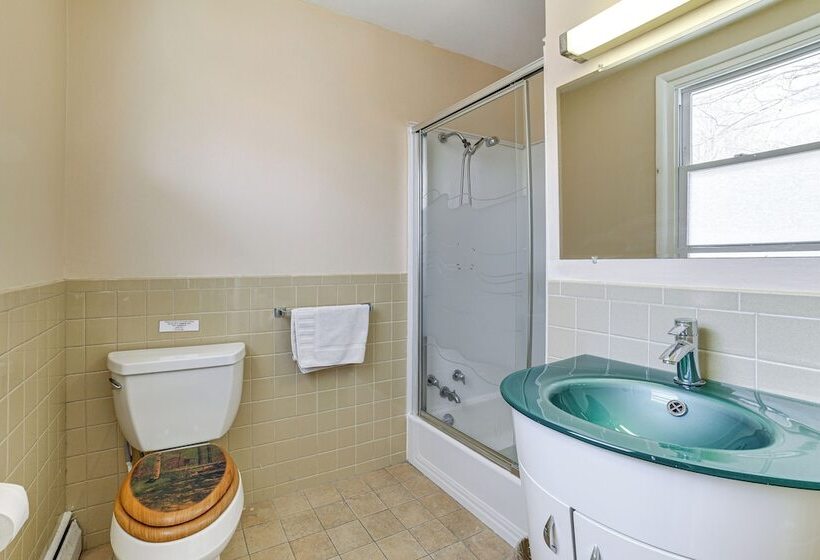 Massive Roscoe Retreat: Great For Large Groups!