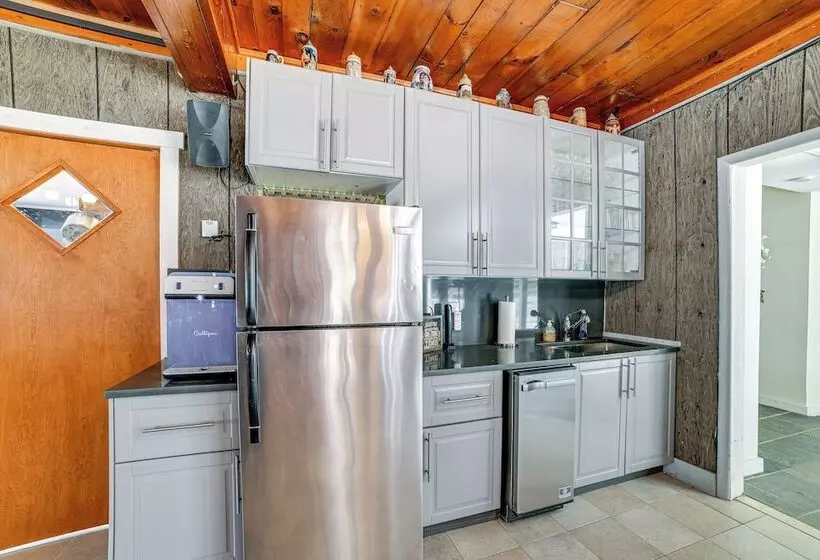 Massive Roscoe Retreat: Great For Large Groups!